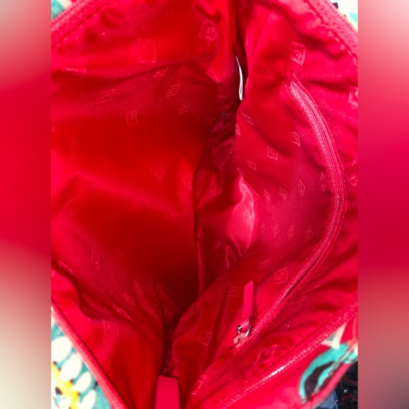 VERA BRADLEY PURSE. - Picture 13 of 16